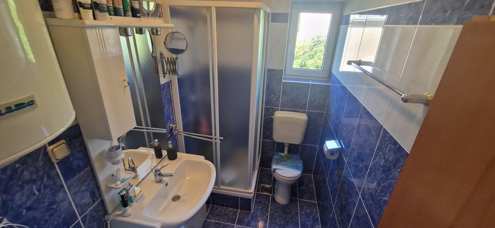 Kúpeľňa so sprchovacím kútom a modernými obkladmi