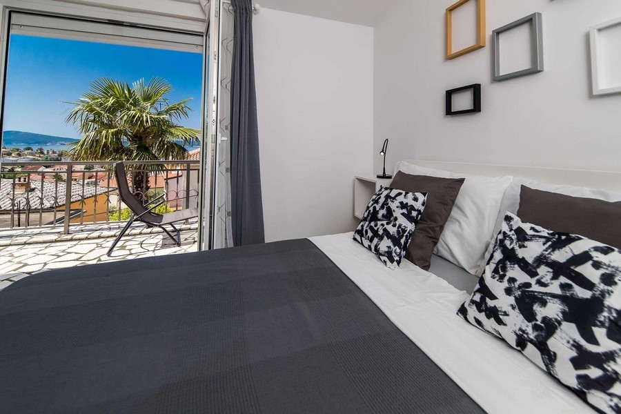 Nehnuteľnosť Chorvátsko, apartmán s výhľadom na more - spálňa s balkónom