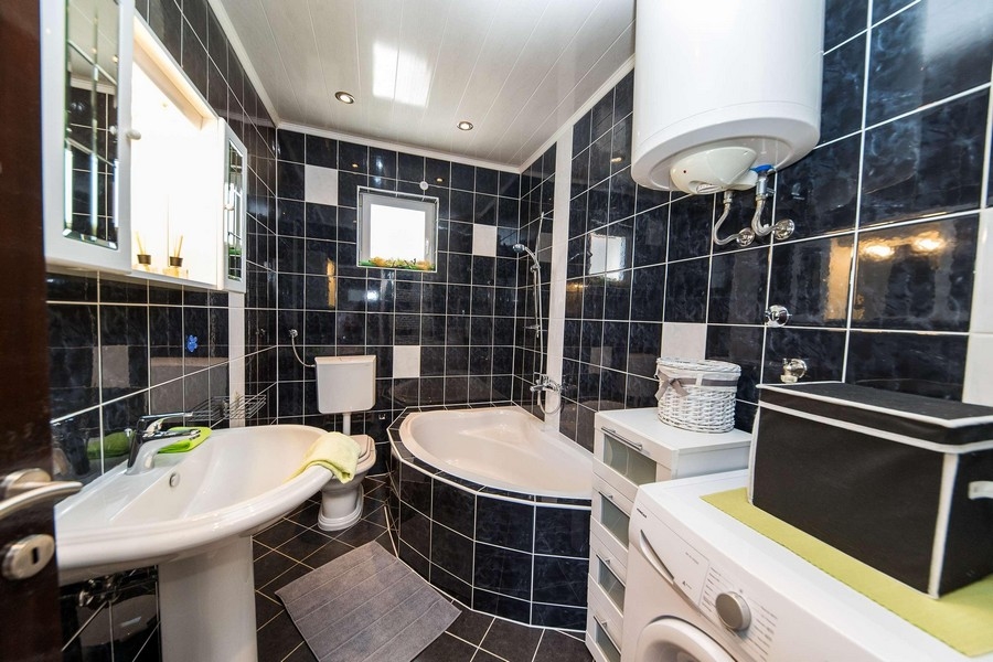 Nehnuteľnosť Chorvátsko, apartmán s výhľadom na more - kúpeľňa s vaňou