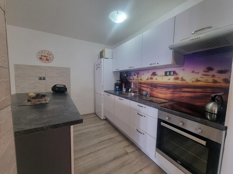 Moderná kuchyňa s motívom pláže na zadnej stene