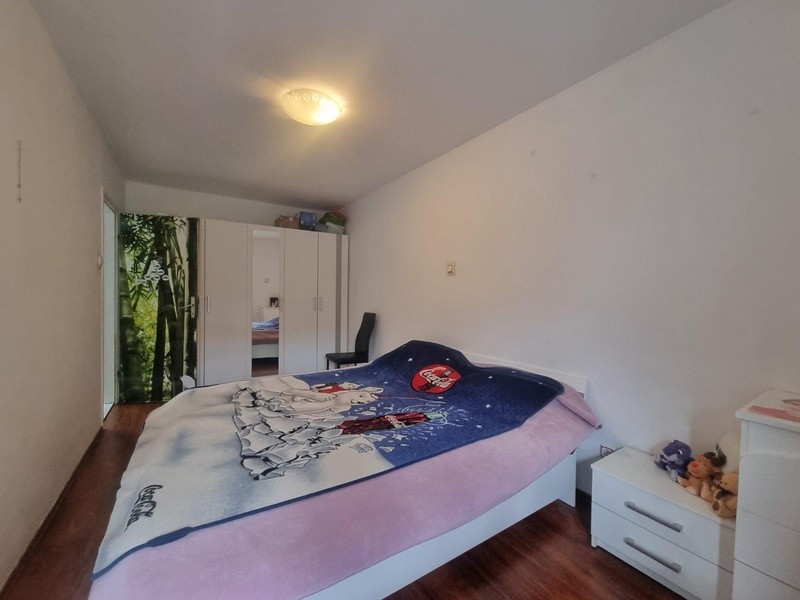 Spálňa s veľkou posteľou a jednoduchým zariadením