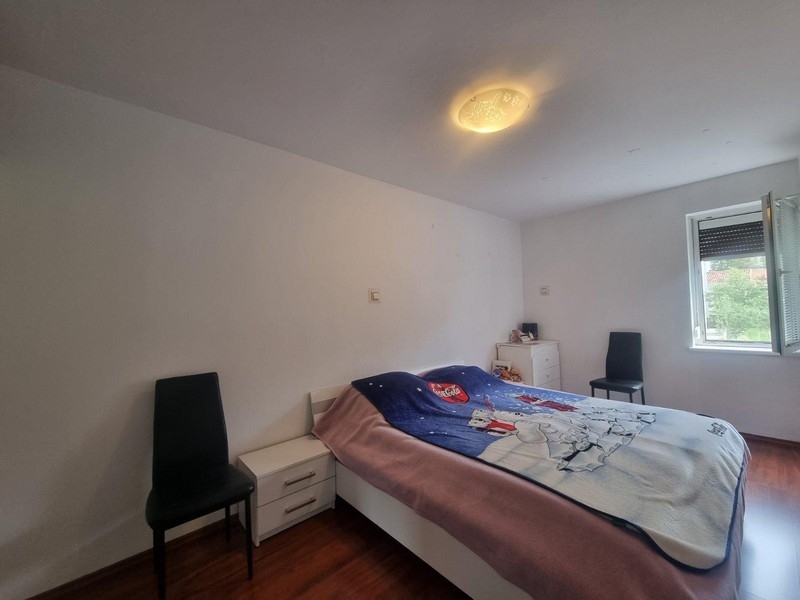 Spálňa s veľkou posteľou a výhľadom z okna