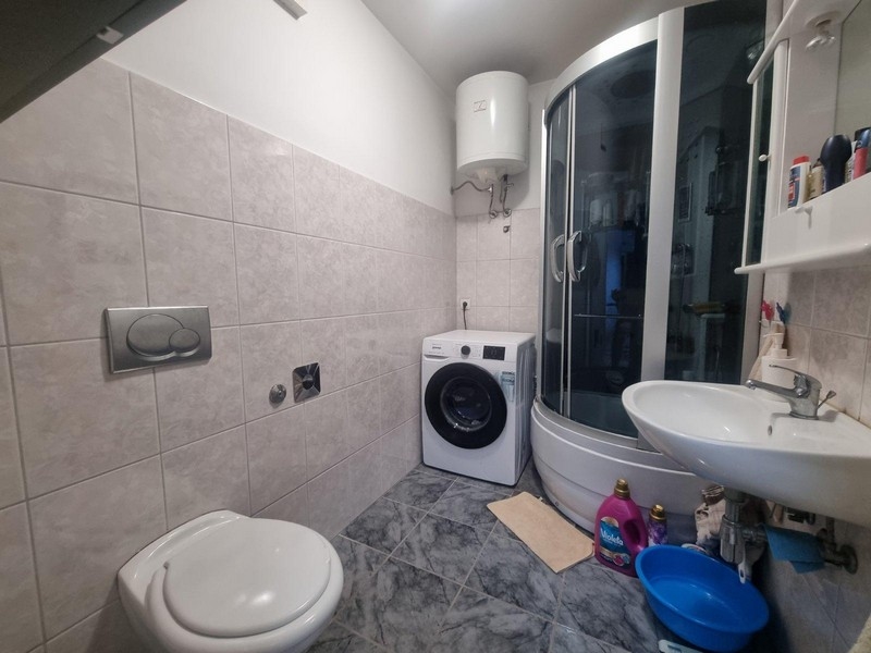 Kúpeľňa so sprchovým kútom, práčkou a WC