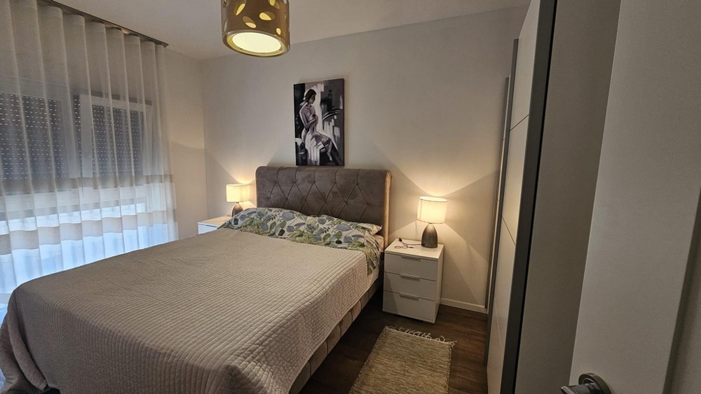 Druhá spálňa so vstavanou skriňou.