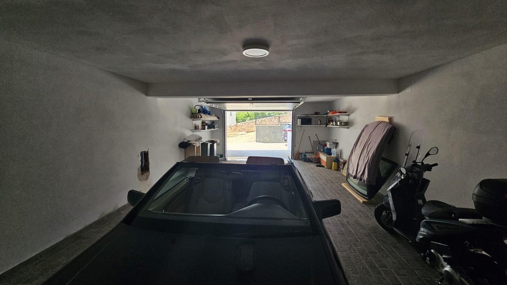 K bytu prislúcha priestranná garáž.