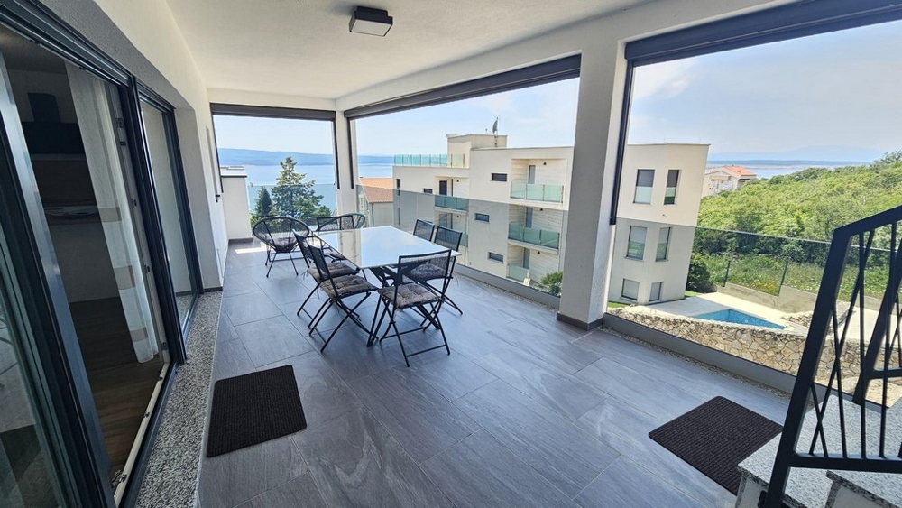 Loggia na spodnom poschodí bytu A3315, ktorý sa ponúka na predaj v Crikvenici (okres Dramalj).