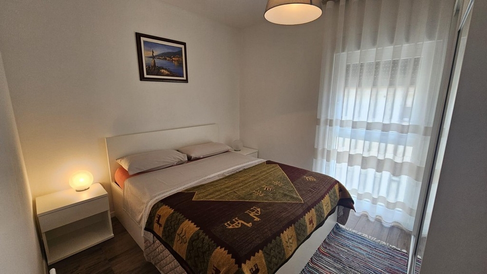 Prvá spálňa s pohodlnou manželskou posteľou.