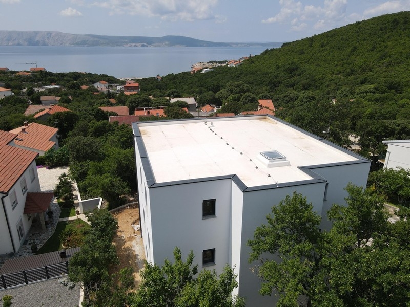 Novopostavený apartmán v Chorvátsku so záhradou a priestrannými balkónmi