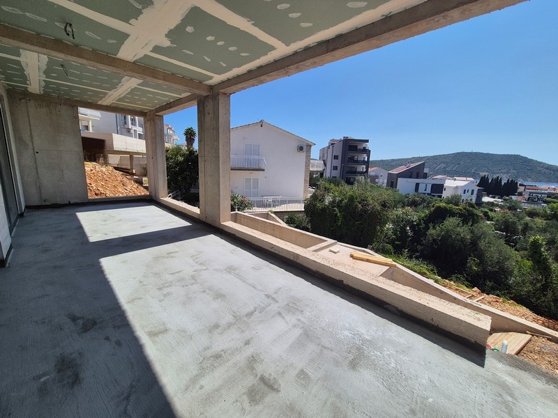 Vnútorné posedenie s výhľadom na more v modernom apartmáne v Primoštene