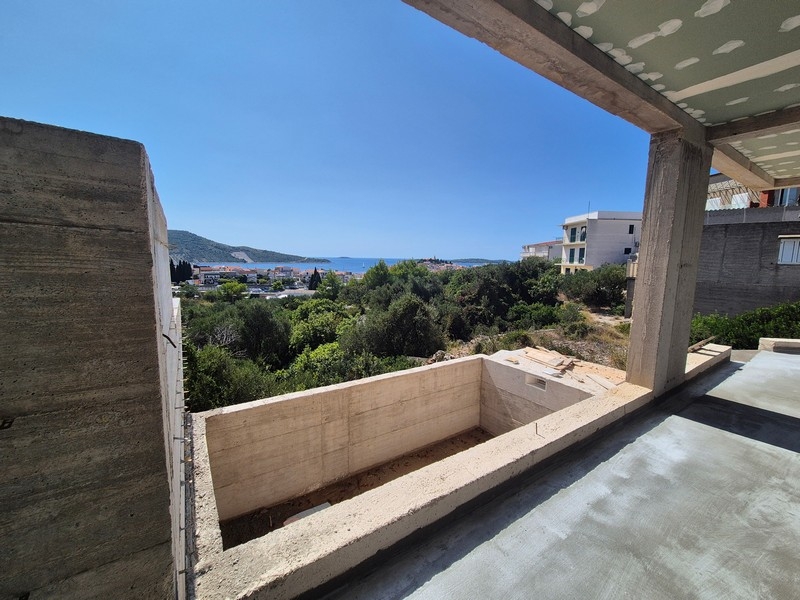 Priestranná terasa s jedálenským kútom v modernom apartmáne v Primoštene, Dalmácia, na predaj