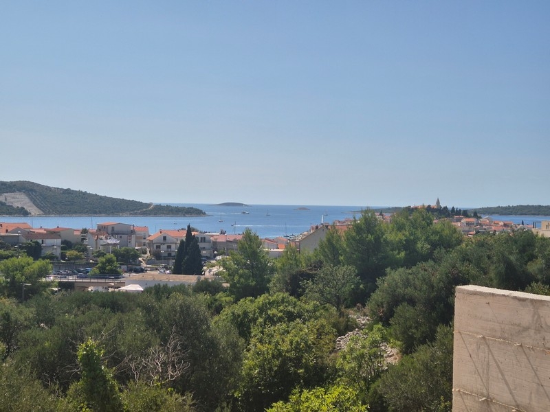 Vnútorný jedálenský kút s prístupom na terasu v modernom apartmáne v Primoštene v Dalmácii na predaj