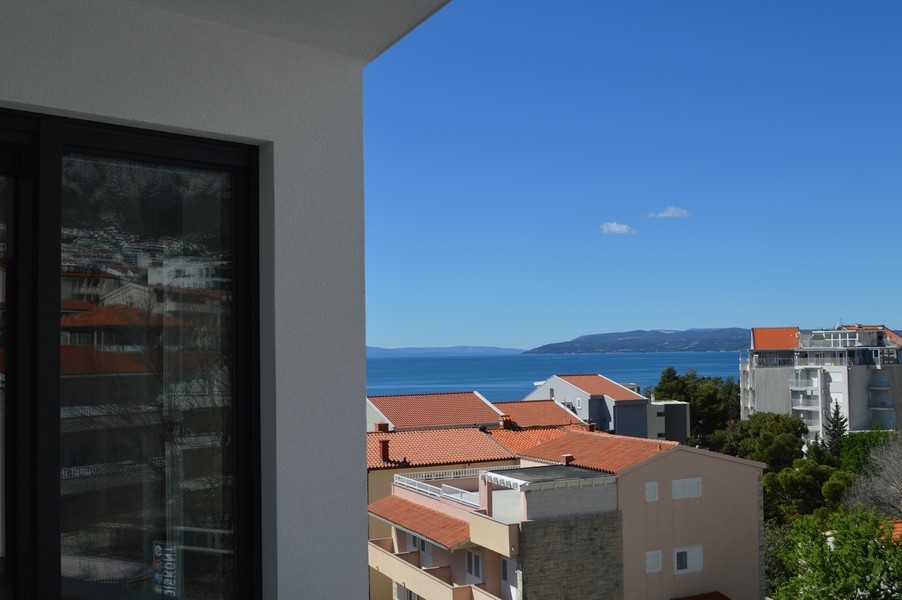 Z terasy apartmánu je krásny výhľad na more.