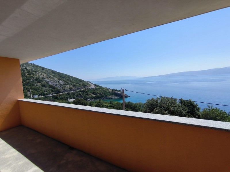 Výhľad z krytej terasy na more a okolie.