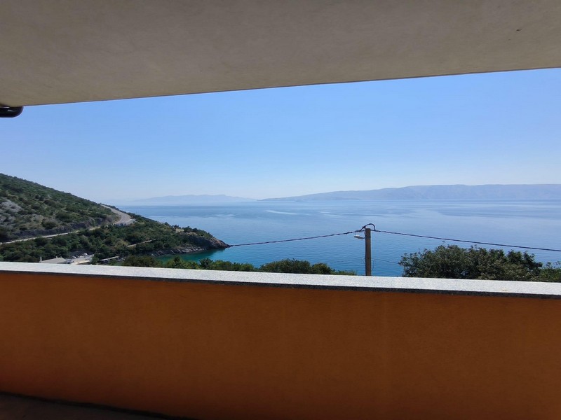 Výhľad na more z terasy v Chorvátsku neďaleko Senja.