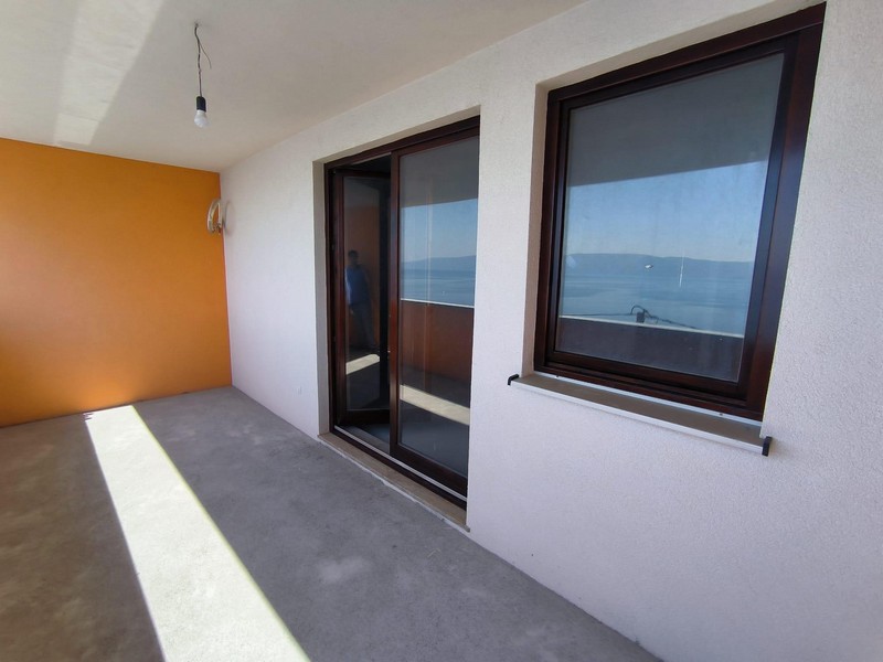 Krytá terasa a výhľad do interiéru.