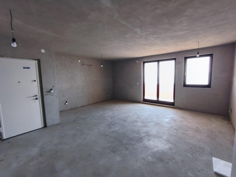 Obývacia časť a výhľad na vchodové dvere.