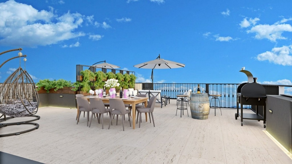 Priestranná strešná terasa s výhľadom na more, vybavená jedálenským stolom, grilom, rastlinami a posedením pod slnečníkmi.
