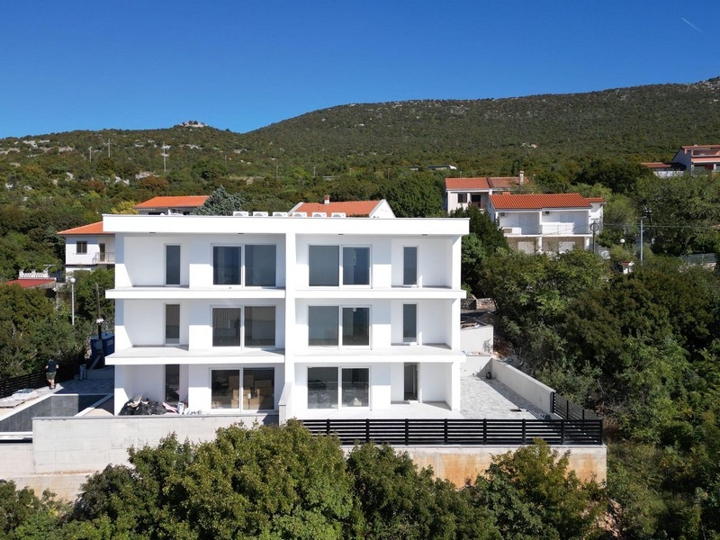 Letecký pohľad na moderný bytový dom v Smokvici Krmpotskej s bazénom a upravenou záhradou