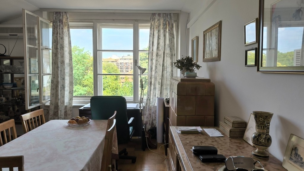 Pracovná časť a jedálenský stôl.