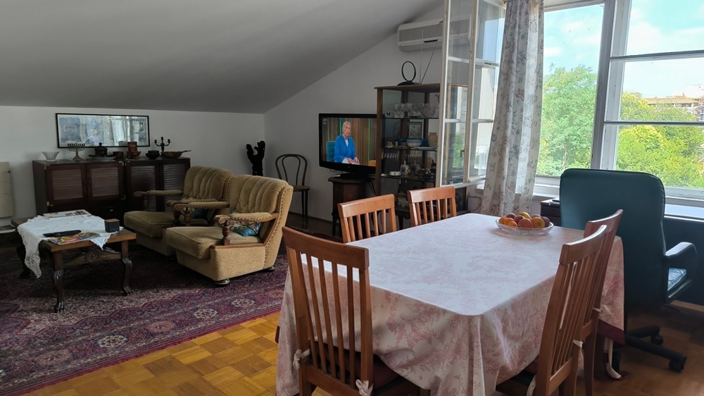 Obývacia izba s jedálenským stolom nehnuteľnosti A3349 v Chorvátsku.