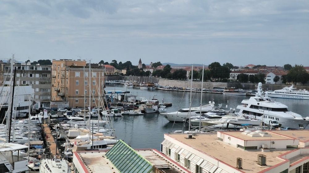 Krásny výhľad z veže na prístav, more a staré mesto Zadar.