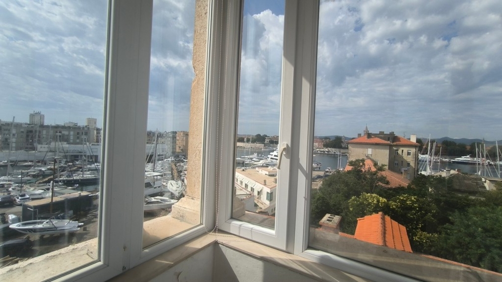 Pohľad z veže na mesto a more.