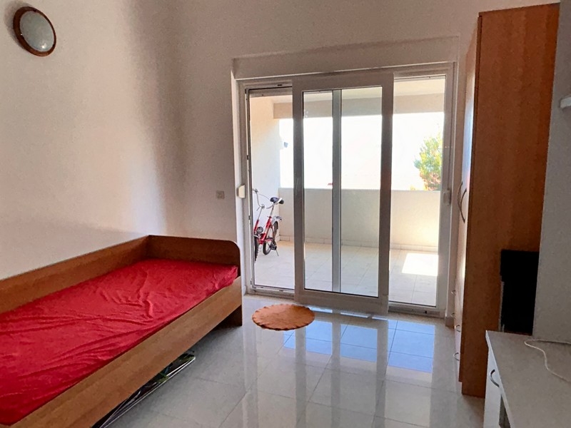 Prístup na balkón, ktorý ponúka krásny výhľad na more a pokojnú atmosféru pre vašu rannú kávu alebo večerný relax.