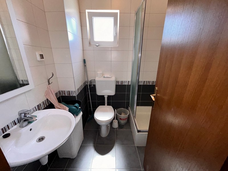 Kúpeľňa so sprchovacím kútom.