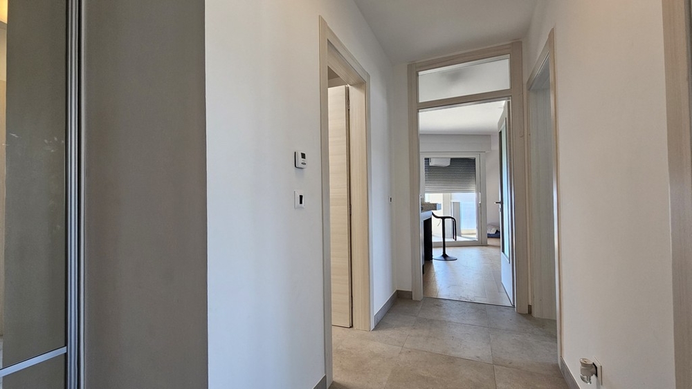 Predsieň s výhľadom na kuchyňu a dvere do izieb