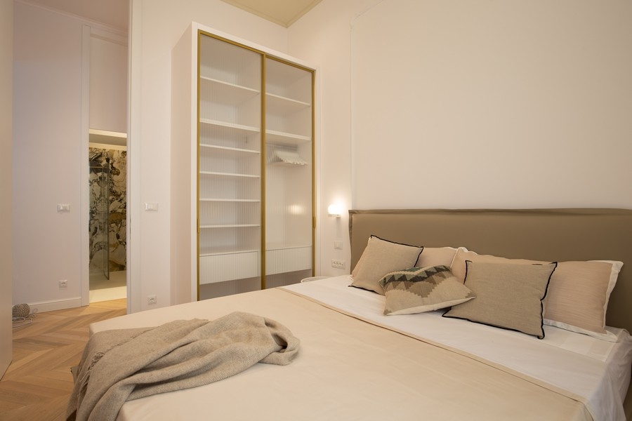 Druhá spálňa s manželskou posteľou a šatníkovou skriňou