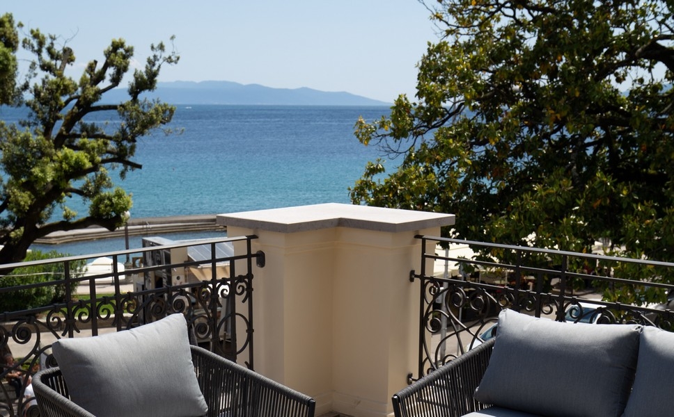 Balkón s výhľadom na more a pohodlné sedenie