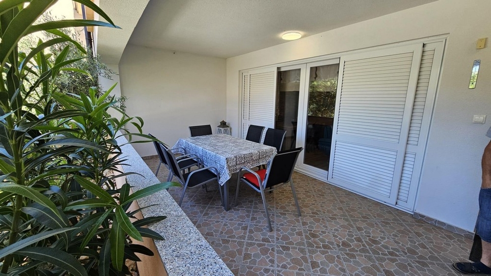 Priestranná terasa nehnuteľnosti A3369 v Chorvátsku.