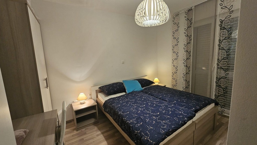 Spálňa s manželskou posteľou a šatníkom