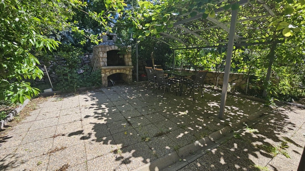 Záhrada s krytým posedením a grilom