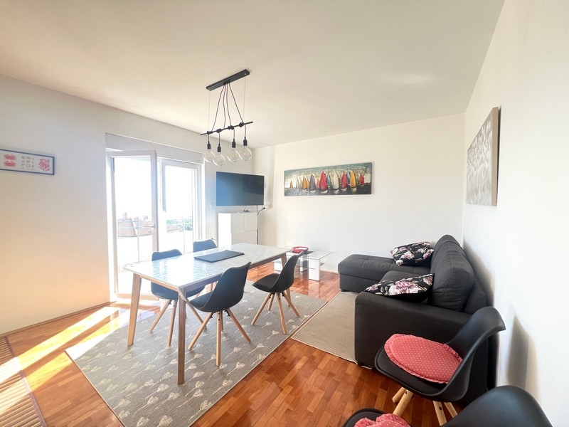 Moderne zariadený obývací priestor bytu A3373, ktorý sa predáva v Opatiji.