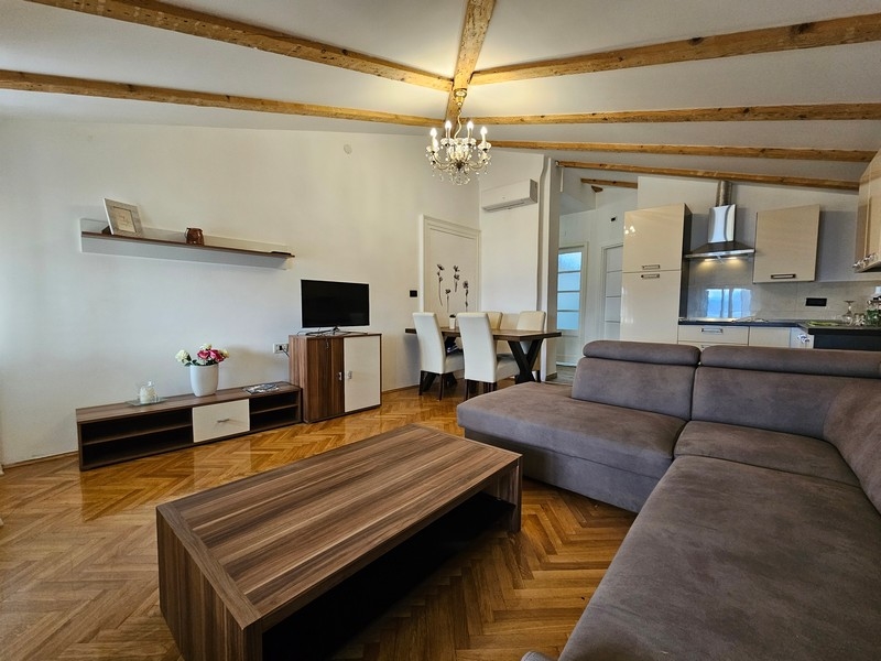 Moderná obývačka bytu A3374 v centre mesta Opatija.