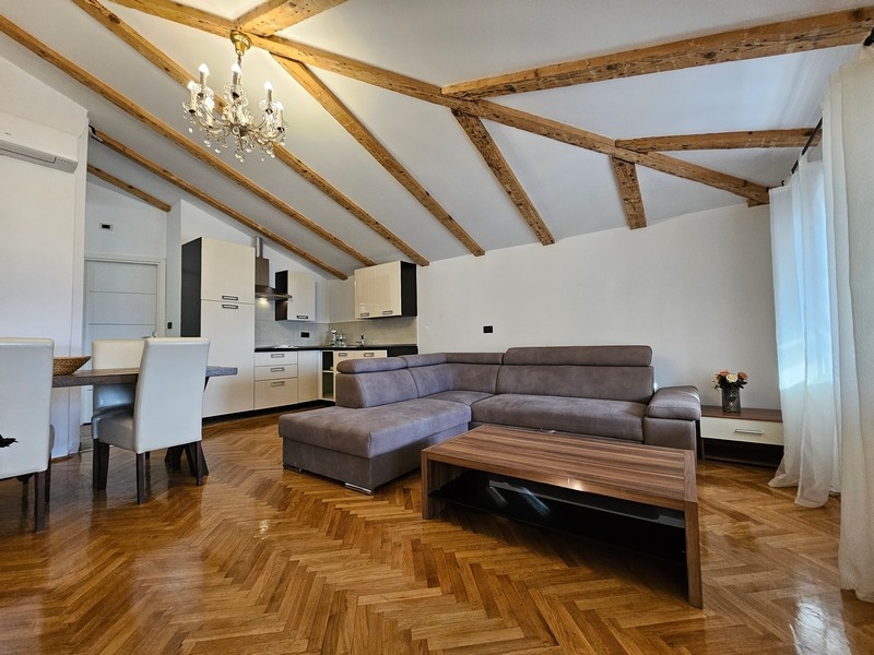 Obývačka a výhľad do kuchynského kúta.