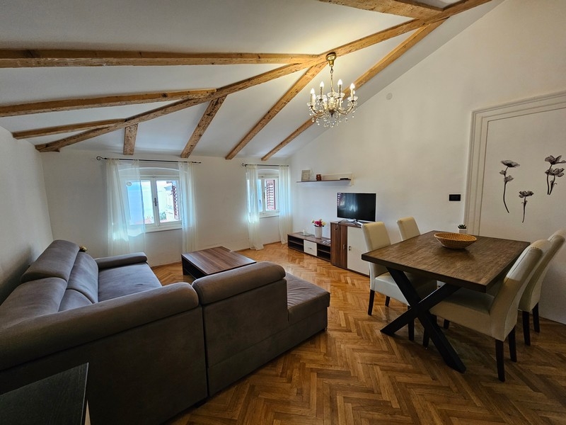 Zariadený obývací priestor.