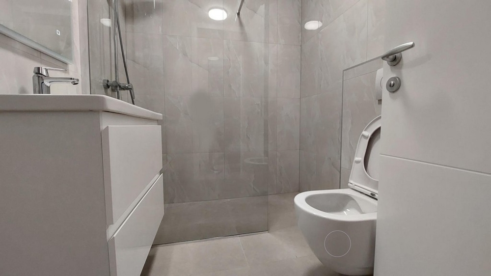 Moderná kúpeľňa so sprchovacím kútom.