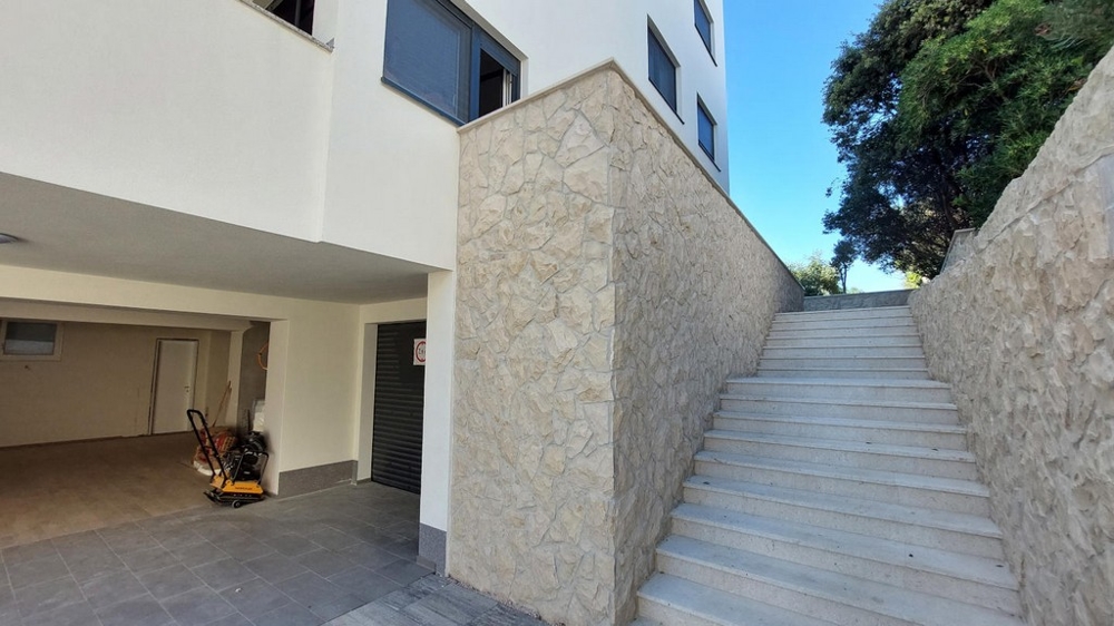 Prístup a výhľad do podzemného parkoviska.