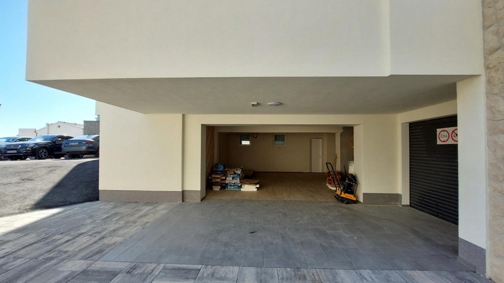 Garáž v suteréne modernej novostavby.