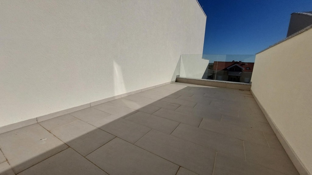 Strešná terasa bytu A3381, ktorý sa ponúka na predaj na ostrove Pag v Chorvátsku.