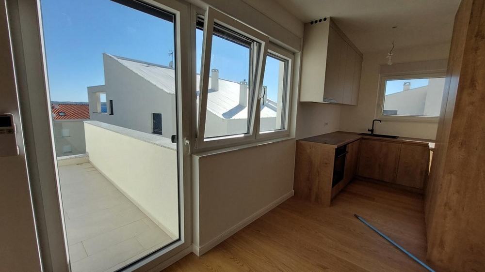 Kuchyňa a výhľad na terasu nehnuteľnosti A3381 na ostrove Pag v Chorvátsku - Panorama Skauting.