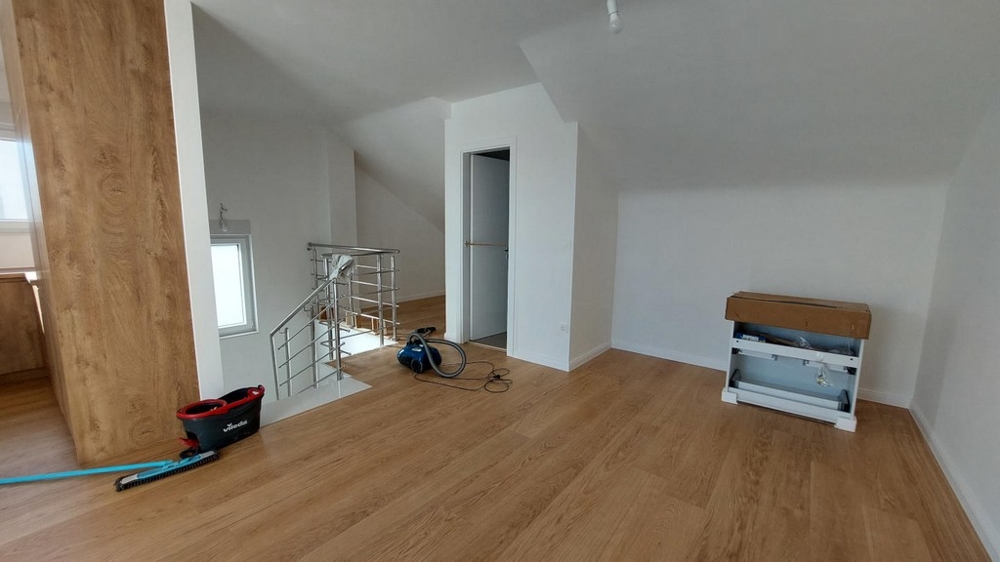 Obytná plocha a výhľad na schodisko bytu A3381, ktorý sa predáva na ostrove Pag.