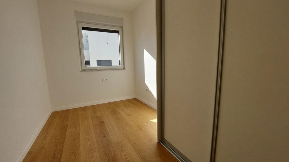 Malá izba so vstavanou skriňou.