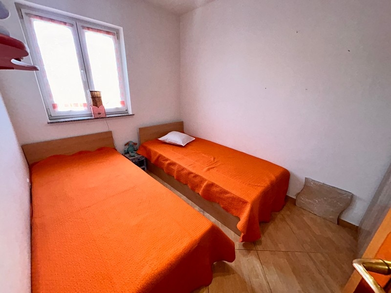 Spálňa s dvomi samostatnými lôžkami.