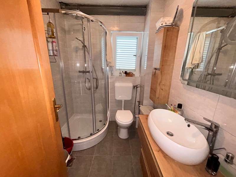 Kúpeľňa so sprchovacím kútom.