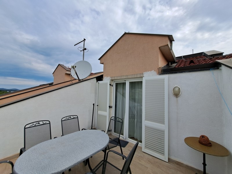 Pohľad z terasy na dvere nehnuteľnosti A3383 v Chorvátsku - Panorama Skauting.