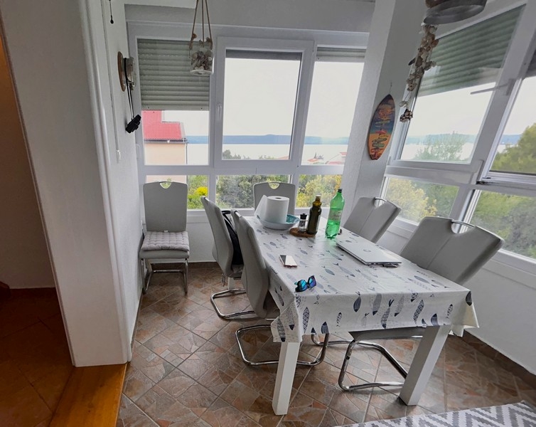 Terasa s výhľadom na more apartmánu A3383 v Chorvátsku.