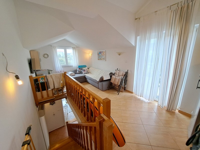 Schodisko nehnuteľnosti A3383 v Chorvátsku v meste Dobropoljana.